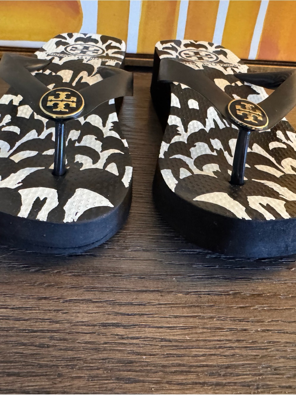 Tory Burch Black & White Patterned Logo Thong Sandals - Picture 2 of 8
